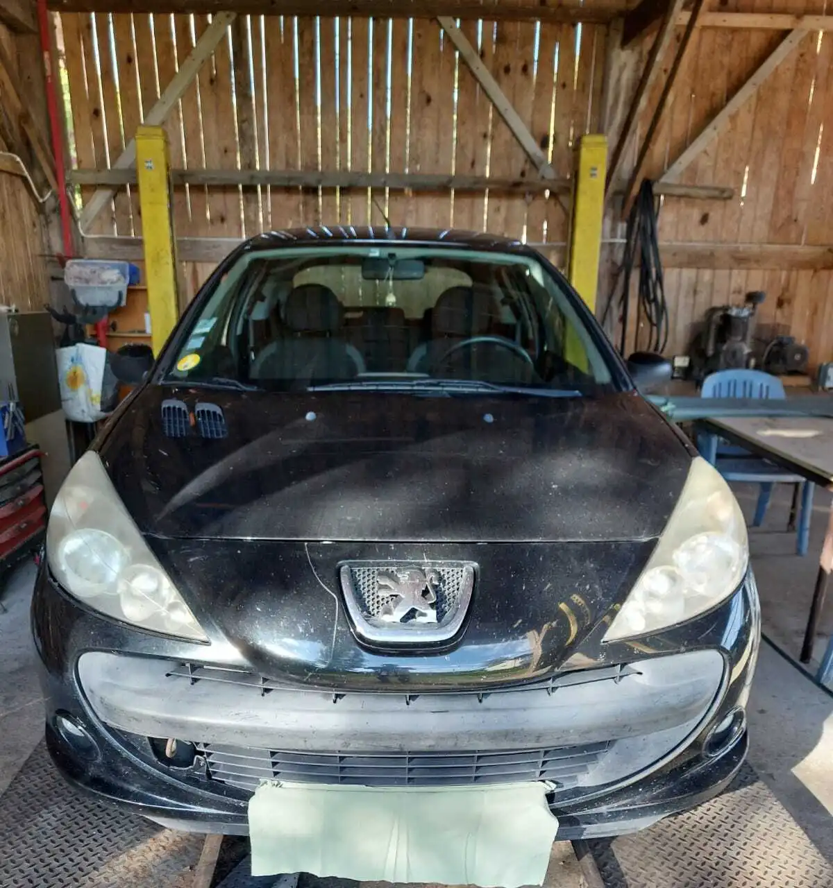 Optique de phare jaunie avant rénovation - Rénovation phares Saint-Loubès - Réalisation 2